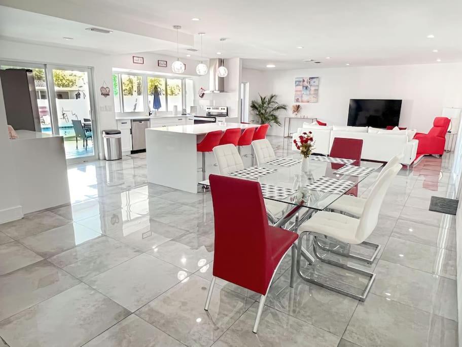 Luxurious & Modern Open Floor Plan Heated Pool Villa Hollywood Exterior photo