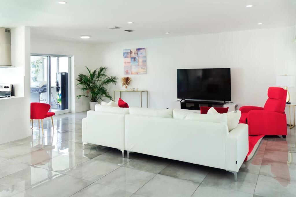 Luxurious & Modern Open Floor Plan Heated Pool Villa Hollywood Exterior photo