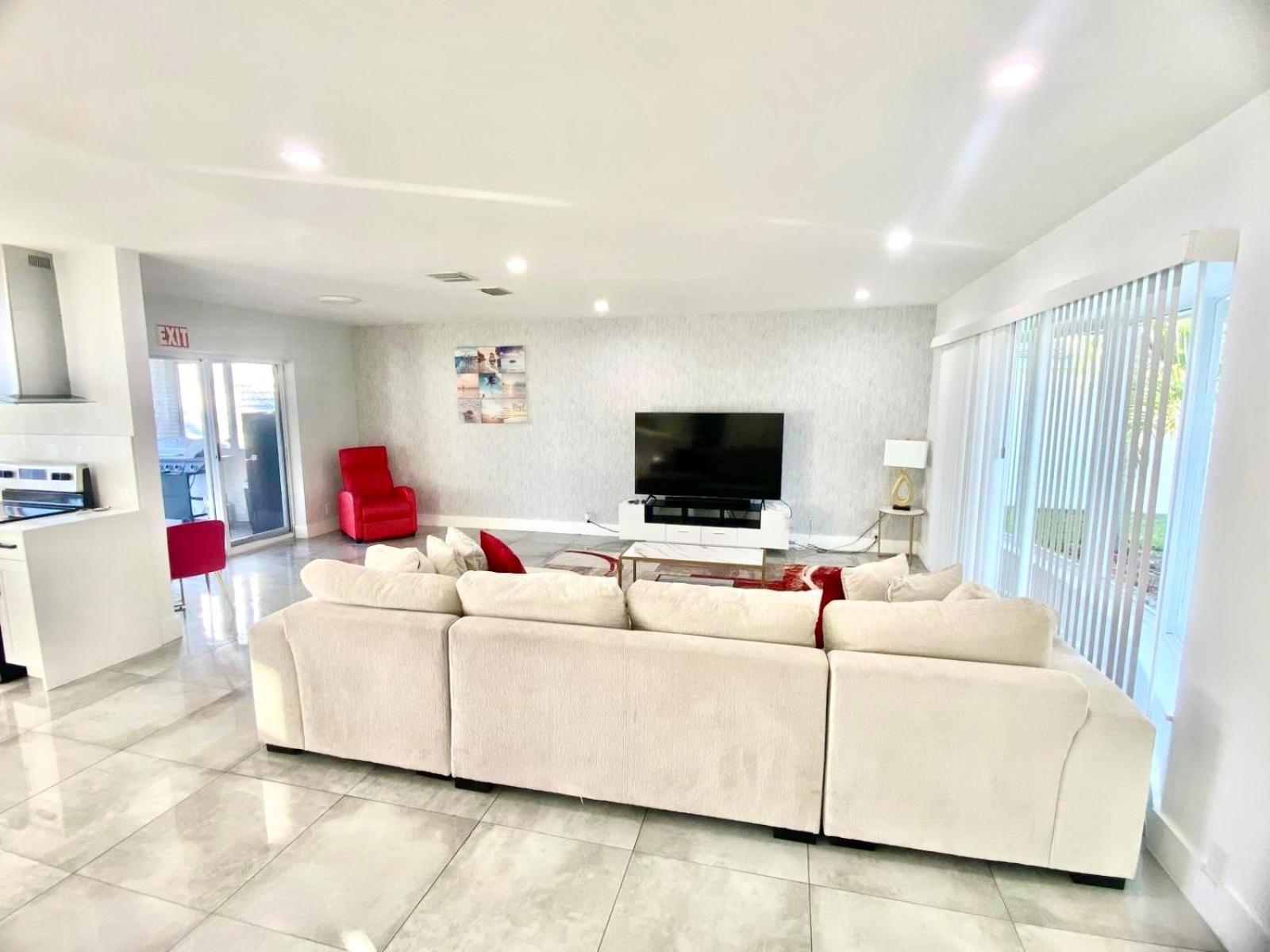 Luxurious & Modern Open Floor Plan Heated Pool Villa Hollywood Exterior photo